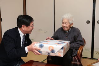 衞藤辰未様 100歳のお祝い