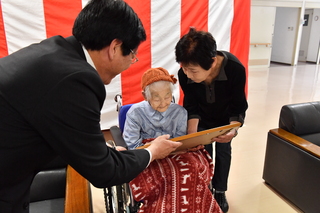 佐藤シツエ様（三重町）100歳のお祝い