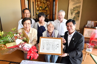 平井サツキ様(三重町市場)100歳のお祝い