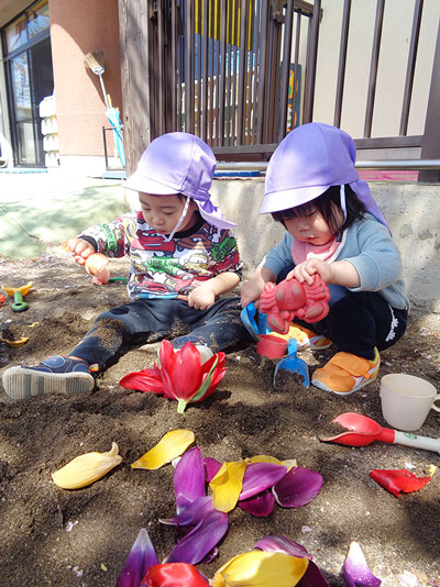 砂場で遊ぶ３歳未満の子たち