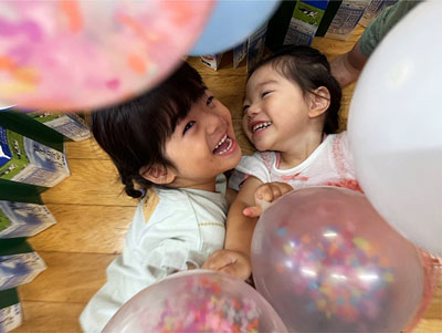 じゃれあう幼児たち