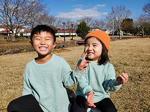 公園で遊ぶ子どもたち