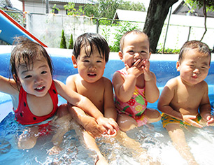 プールで遊ぶ幼児たち