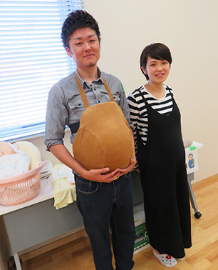 妊婦体験をする旦那様と奥様