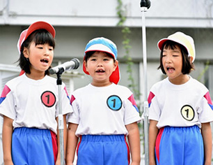 運動会で発表している3人の女児