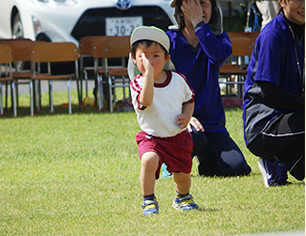 運動会でポーズをとる男児