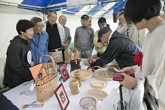 地元工芸品の出店（撮影：竹内康訓）