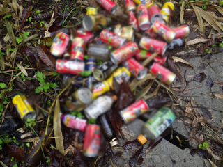 加工ー01道路沿いに投棄された空き缶・空き瓶・ペットボトル