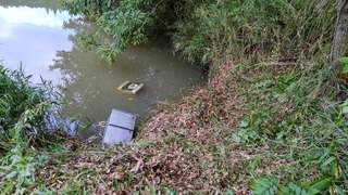 02農業用貯水池に投棄された冷蔵庫・洗濯機