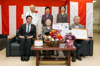 足立正代さん 100歳のお祝い