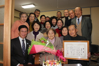 衞藤タツコ様(緒方町馬場)の100歳のお祝い