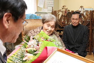 衞藤タツコ様(緒方町馬場)の100歳のお祝い