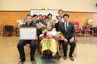 後藤喜代子様(三重町宇対瀬区）の100歳のお祝い