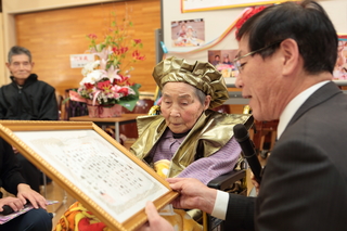 後藤喜代子様（三重町宇対瀬区）の100歳のお祝い