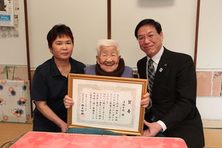 清松千代様(朝地町宮生)の100歳のお祝い