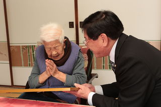 清松千代様(朝地町宮生)の100歳のお祝い