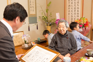 板井幸喜久様(緒方町馬場）100歳のお祝い