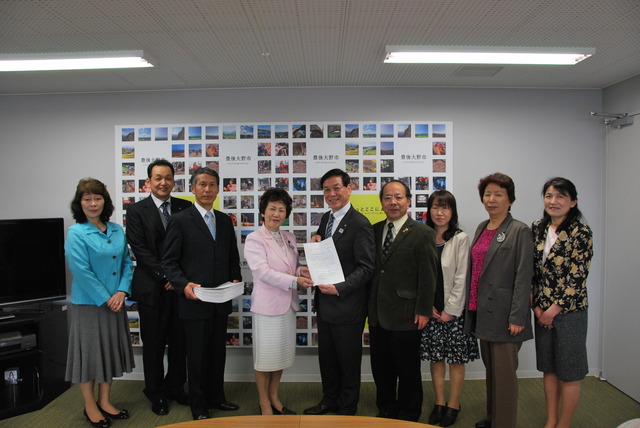 吉岡美智子大分県議会議員と市内の支持者の皆さんピロリ菌除去助成に関する署名提出