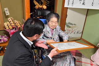 佐藤キヌ子さん(三重町市場)100歳のお祝い