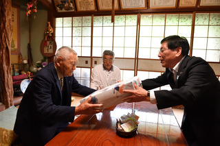 村上一二三氏(犬飼町高津原)100歳のお祝い 村上一二三氏(犬飼町高津原)100歳のお祝い