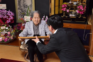 河室トシコ様(緒方町柚木）100歳のお祝い