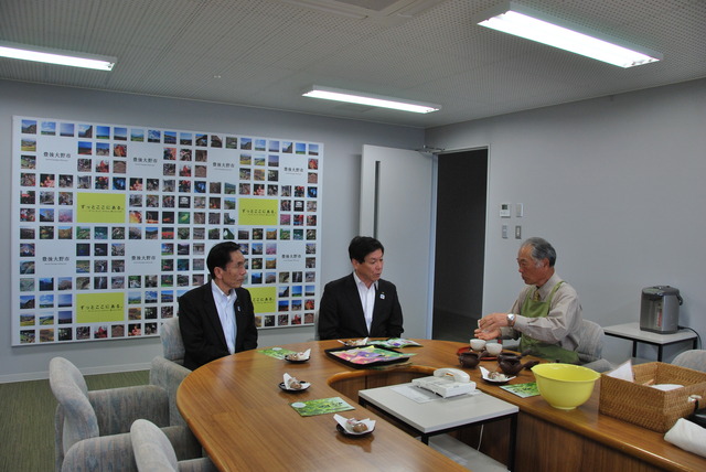 新茶試飲 波多野征継氏　来庁