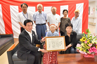  佐藤シツエ様(三重町)100歳のお祝い