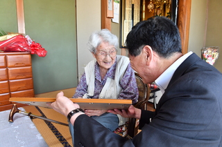 平井サツキ様(三重町市場)100のお祝い