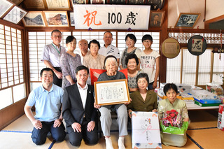 足立フミ子様の100歳のお祝い