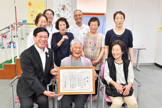 佐藤シゲミさん(三重町大白谷)100歳のお祝い 佐藤シゲミさん(三重町大白谷)100歳のお祝い
