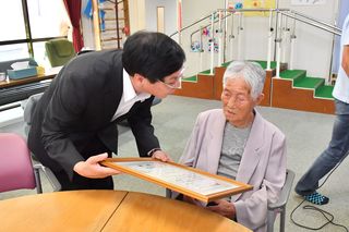 佐藤シゲミさん(三重町大白谷）の100歳のお祝い