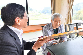 宮崎ケサエ様（犬飼町高津原区）100歳のお祝い