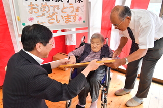 田北敏子様（緒方町下自在区）100歳のお祝い