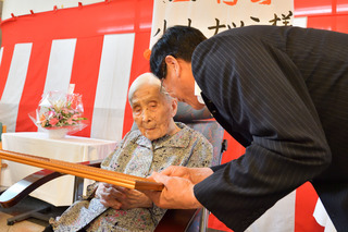 小山ナツミ様（緒方町鮒川区）100歳のお祝い