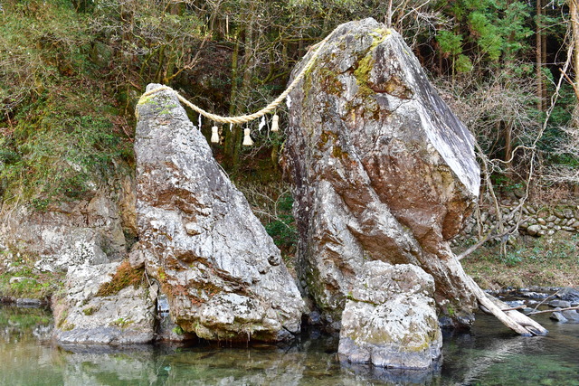 三重町白山 夫婦岩