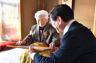 長濱ヨシヱさん（三重町市場）の100歳のお祝い
