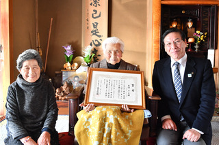 長濱ヨシヱさん（三重町市場）100歳のお祝い