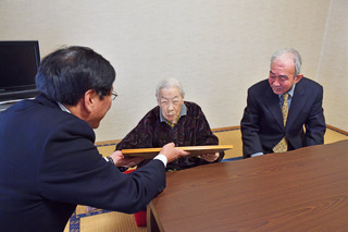 伊藤シゲ子さん（大野町）の100歳のお祝い