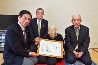 伊藤シゲ子さん（大野町）の100歳のお祝い