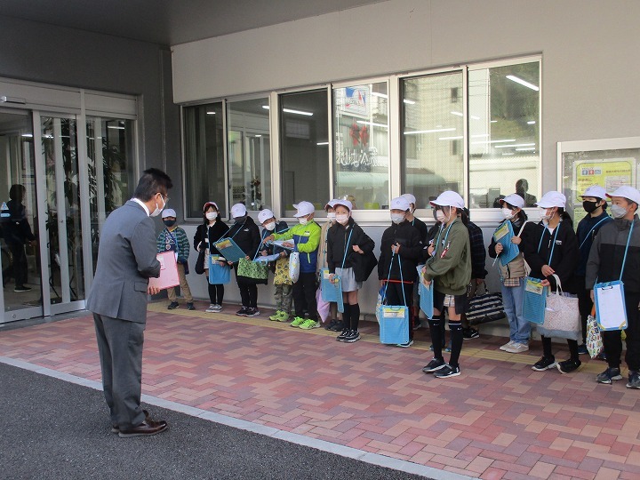 犬飼小学校児童犬飼支所見学 (1)