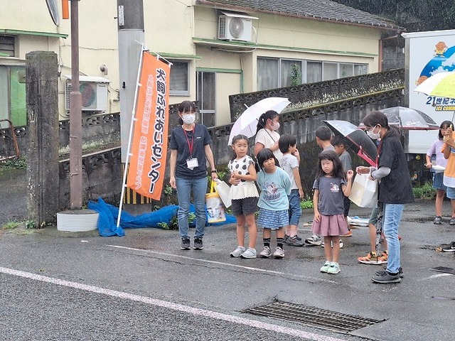 R5.9.25犬飼ふれあい児童館交通安全お守り配布写真 ③