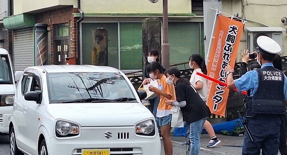 R5.9.25犬飼ふれあい児童館交通安全お守り配布写真 ⑥