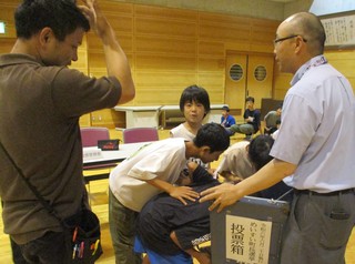投票開始前に箱の中身が空かどうか確認。