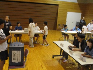 立会人が見守る中、投票。