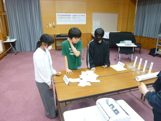 開票した投票用紙を確認中。