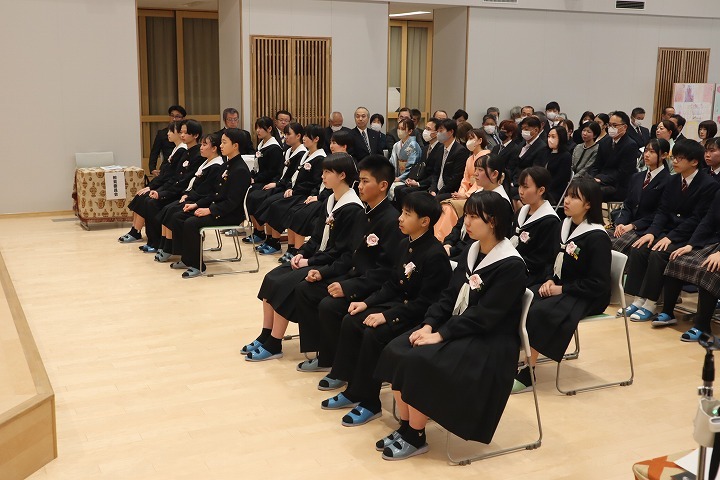 R7.3.7千歳小中学校卒業式写真1