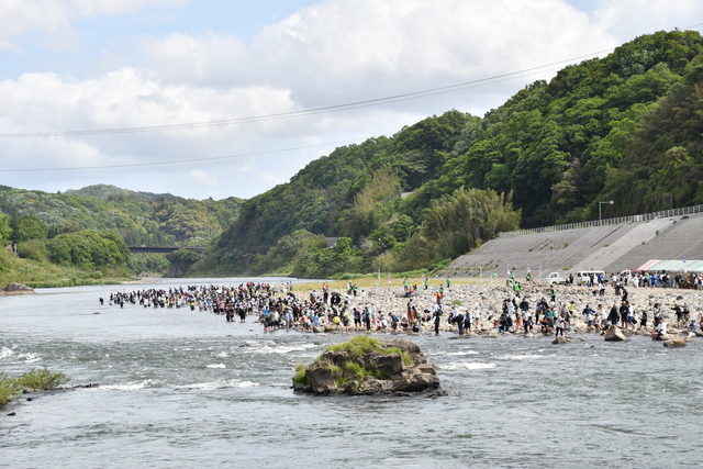 昨年の河原での釣りの様子