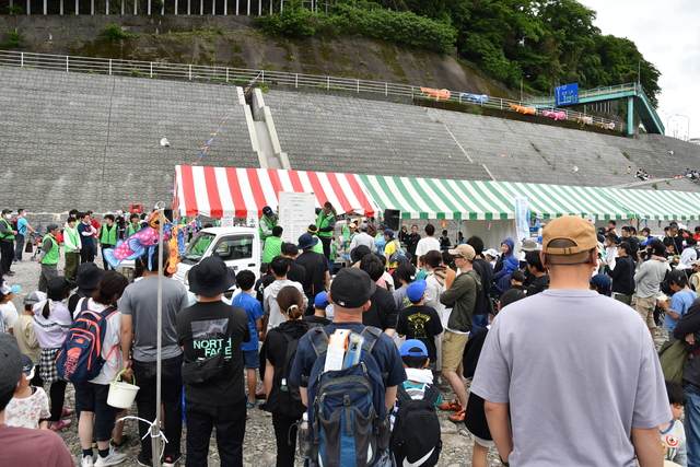 お楽しみ抽選会の様子