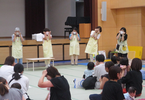 こぶじいさんのうた遊びをする様子