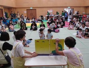 大型絵本を読む様子